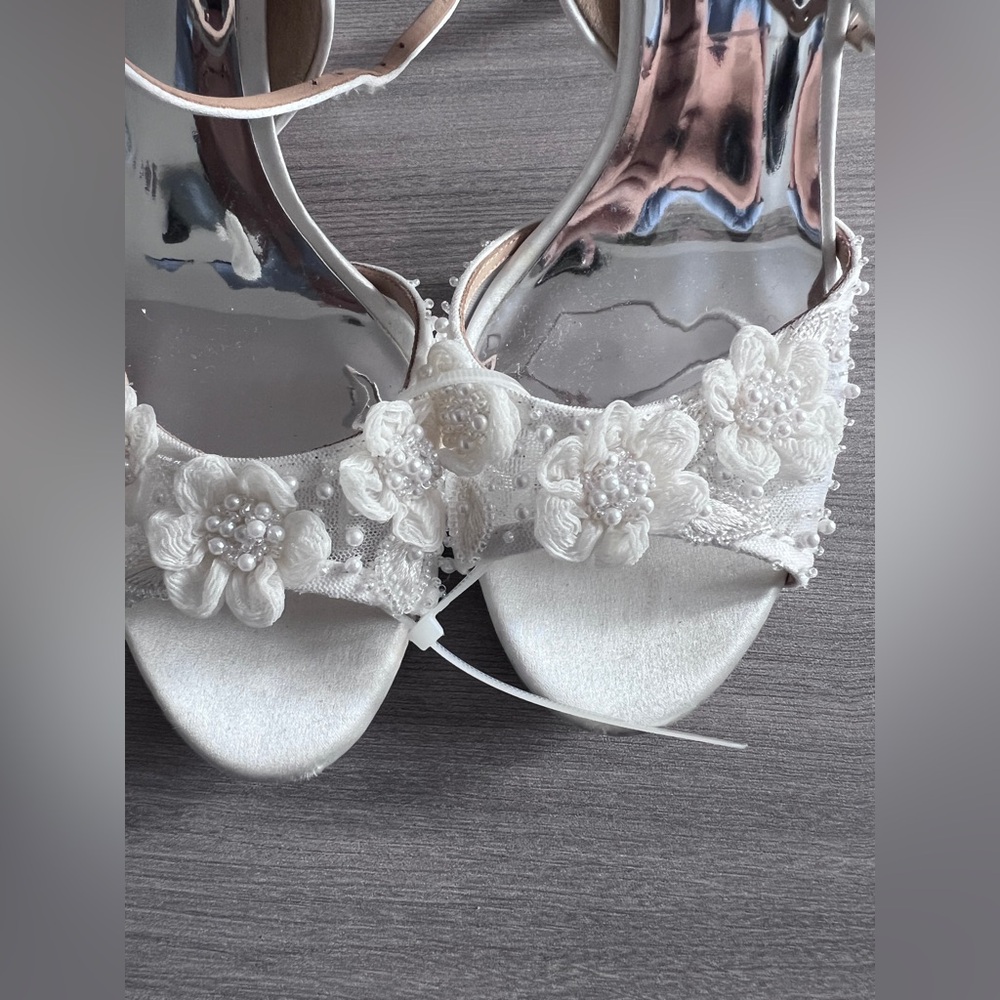 Badgley Mischka Ivory Floral Heels - Picture 2 of 10